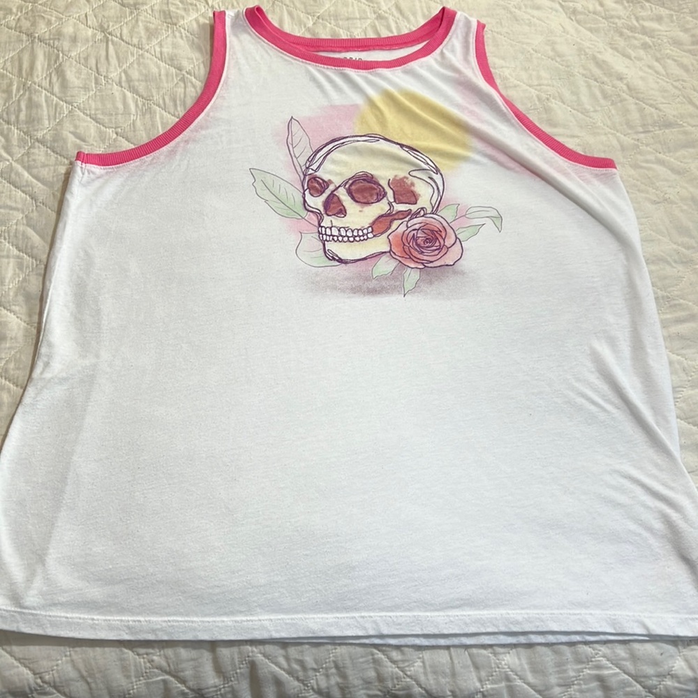 Pull on T Shirt from Torrid pink and white with skull